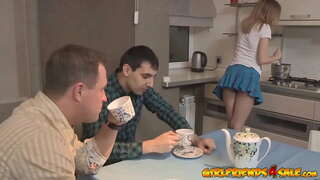 ���શિયન દુબળી પાતળી સ્ત્રી કિશોર કે કિશોરી cuckolds તેના પતિ