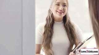 Tieġ ta&#039;ppjanar tal-be-koppja u għawm tagħhom istess ħin mill u convinces em li jkollhom 3some.Hi jilgħaq il-irbit big kif tagħha mara gf girl tagħha