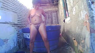 Lavando minha piscina nua