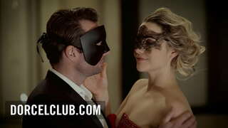 ���ીવ્ર સેક્સ દરમિયાન એક swinger પાર્ટી