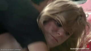 Loira Sexy Centavo Pax visitas louco mecânico Tommy Pistola que ela conheceu em terapeuta, mas ele domina ela e fode com pau enorme todo sua loja