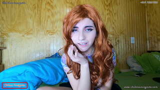 Devojka se uzbuđen ispred ekranu