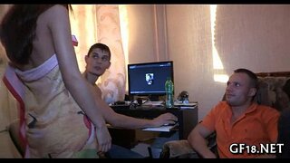 Бұл нәресте оған тезірек секіреді