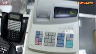 Blond babe prodaja svoje torbice in razbijalo