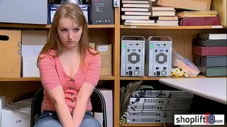 Heta unga flicka tjuv knullad av en korrupt polis