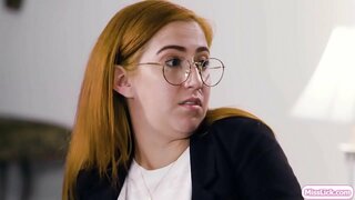 ���ातो गोरा र उनको busty साथी मा अपराध मा योजना गर्दै आफ्नो अर्को ठूलो लक्ष्य छ । अचानक,उनको परिवीक्षाधीन अधिकारी आइपुग्छ, र छानबिन उनको साथी । तिनीहरूले जस्तै काम एक जोडी र यो साबित गर्न अधिकारी । तिनीहरूले सुरु kissing and licking प्रत्येक अरूलाई pussy.