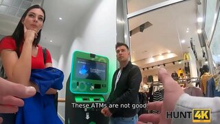 HUNT4K. Homem observa como a sua beleza fica penetrado por estranho