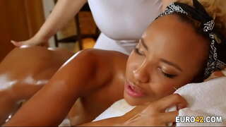 Podmazan masažu bolje s mojom lezbejka maser