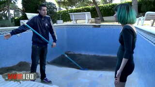 Emo किशोर हरियो बाल गहिरो गडबड र अनुहार मा सह