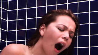 Fil-Banju, Hija Talbet għall-Pene ma l-Annimal!!!